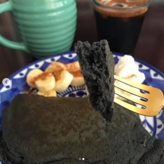 【バサルト】のチャコールパンケーキ。友人が送ってくれた完成図。真っ黒で驚いたけど美味しかったよ〜とメッセージが来ました。
