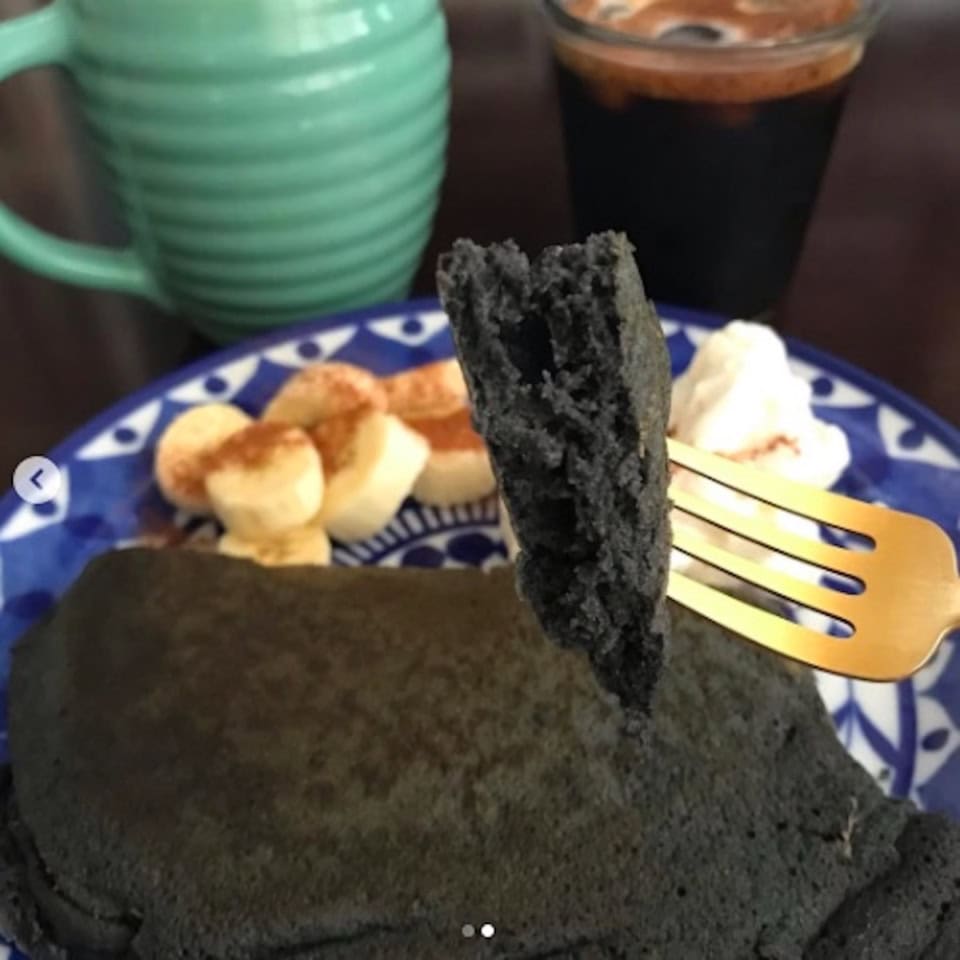 【バサルト】のチャコールパンケーキ。友人が送ってくれた完成図。真っ黒で驚いたけど美味しかったよ〜とメッセージが来ました。
