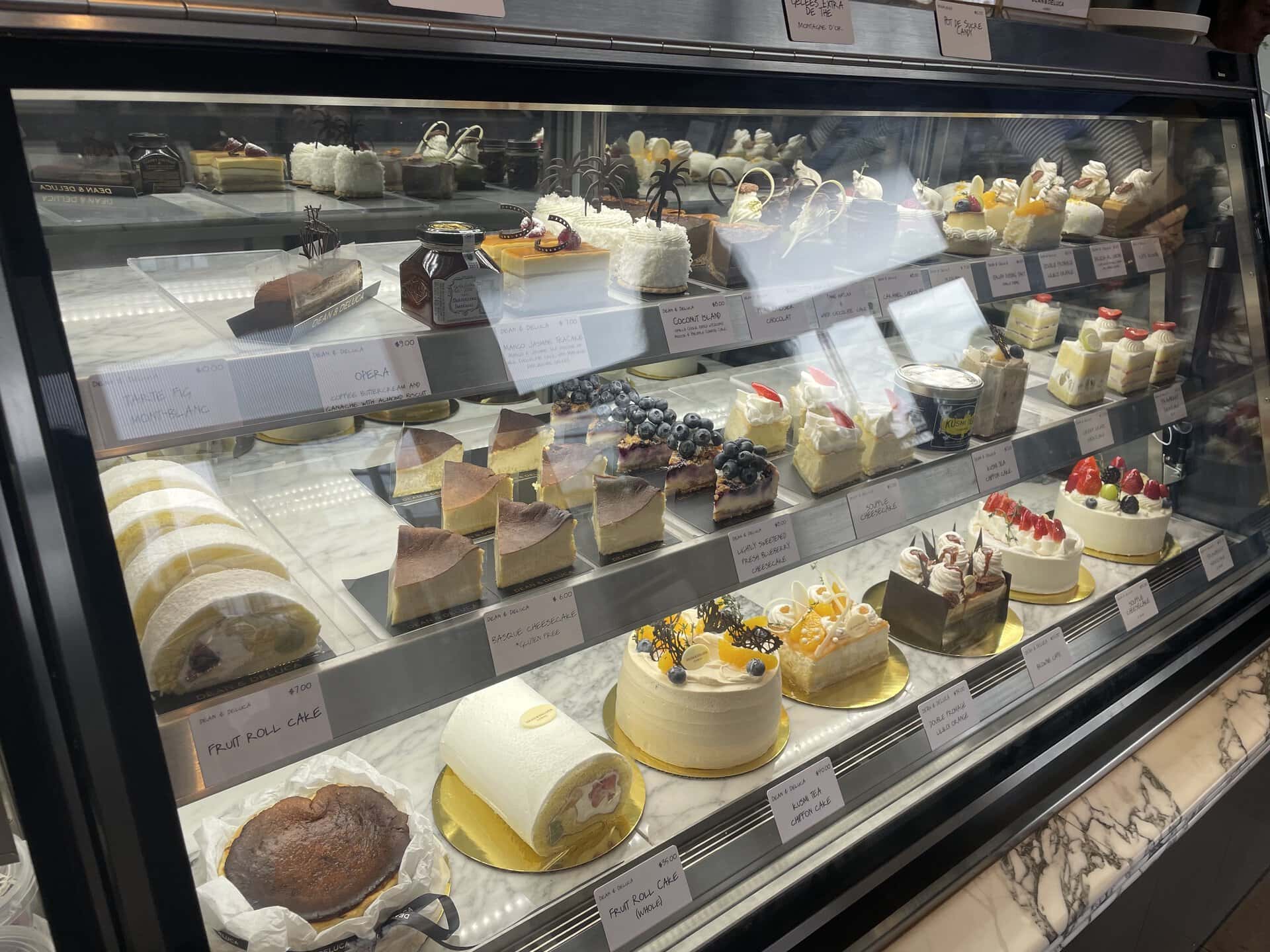 【カカアコ・コウラ店】ケーキ類も繊細で程よい甘さ。上品な味わいのホールケーキやロールケーキも大評判。モンブランを買ってみましたが絶品でした