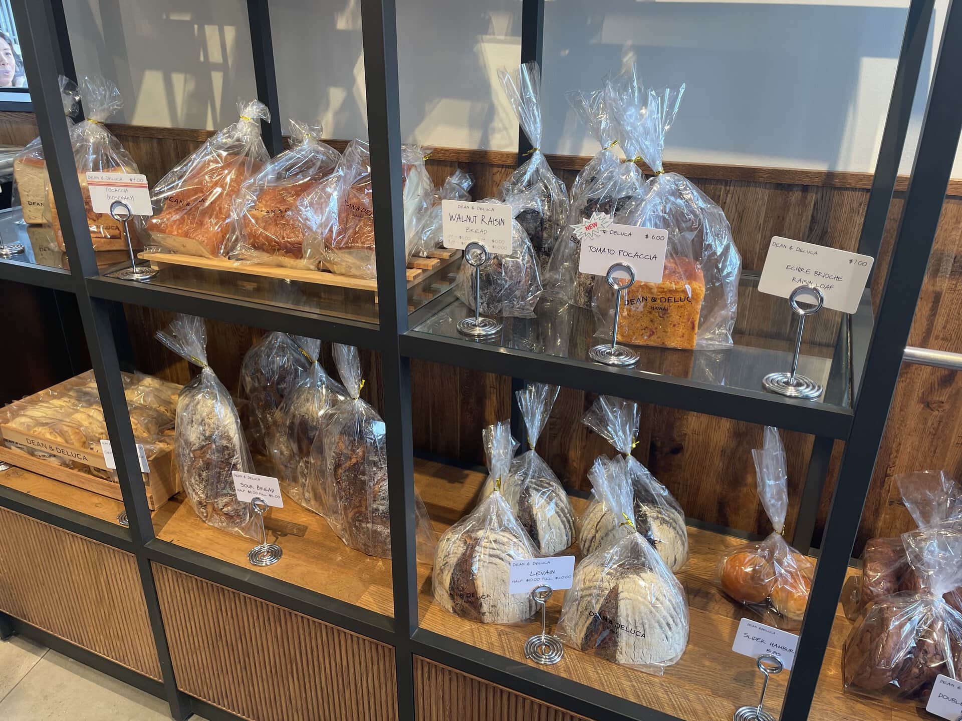 【カカアコ・コウラ店】焼きたてパンは日本のベーカリーにも匹敵する美味しさで、近隣のコンドミニアム住人にも大人気。食パンのエンボスがおしゃれ〜