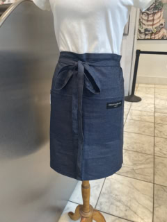 【リッツ・カールトン・ワイキキ店】ハーフエプロンはメンズにもオススメ。デニム素材でカジュアルに使えるのが便利。エプロン50ドル（日本円で約8,000円）