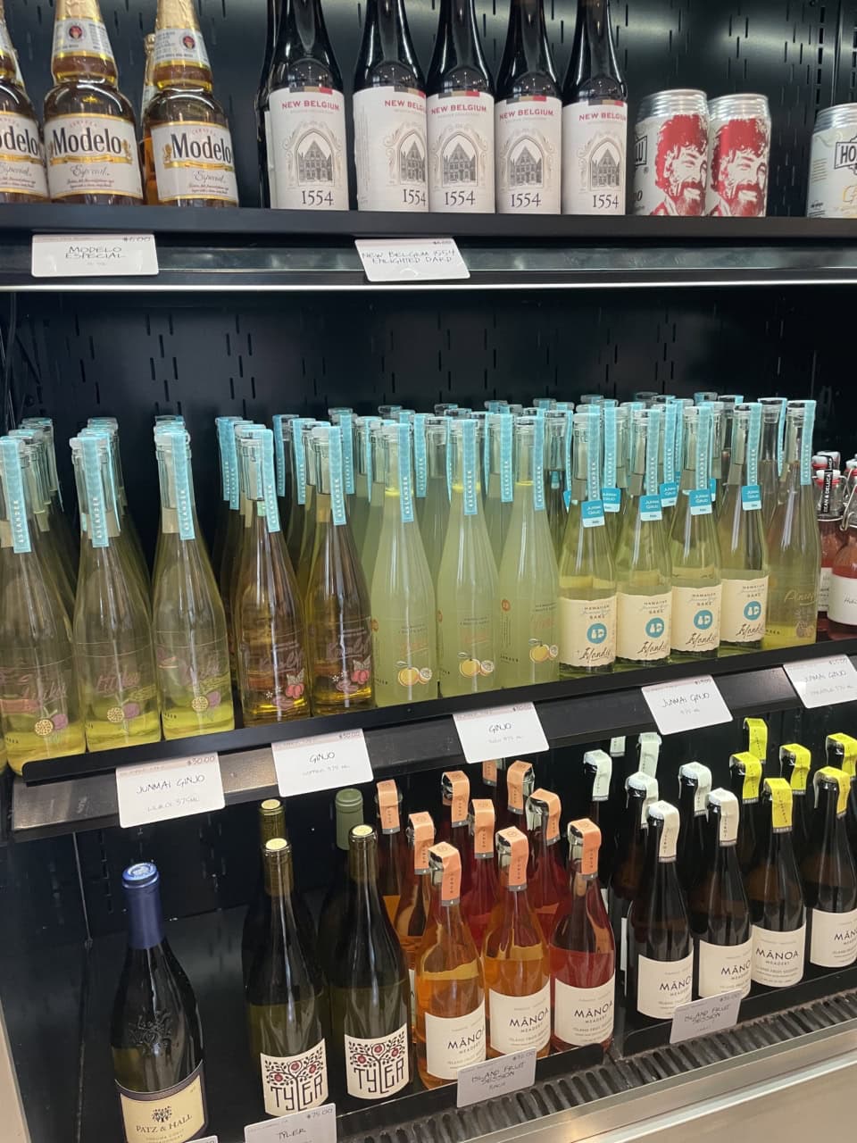 【リッツ・カールトン・ワイキキ店】ハワイメイドのリカー類も豊富。おみやげにも喜ばれそう