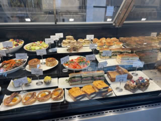 【リッツ・カールトン・ワイキキ店】サラダは数種類、メインのおかずになるチキンやホットパイ、サンドイッチ類も大充実。お部屋ゴハンが楽しくなりそう