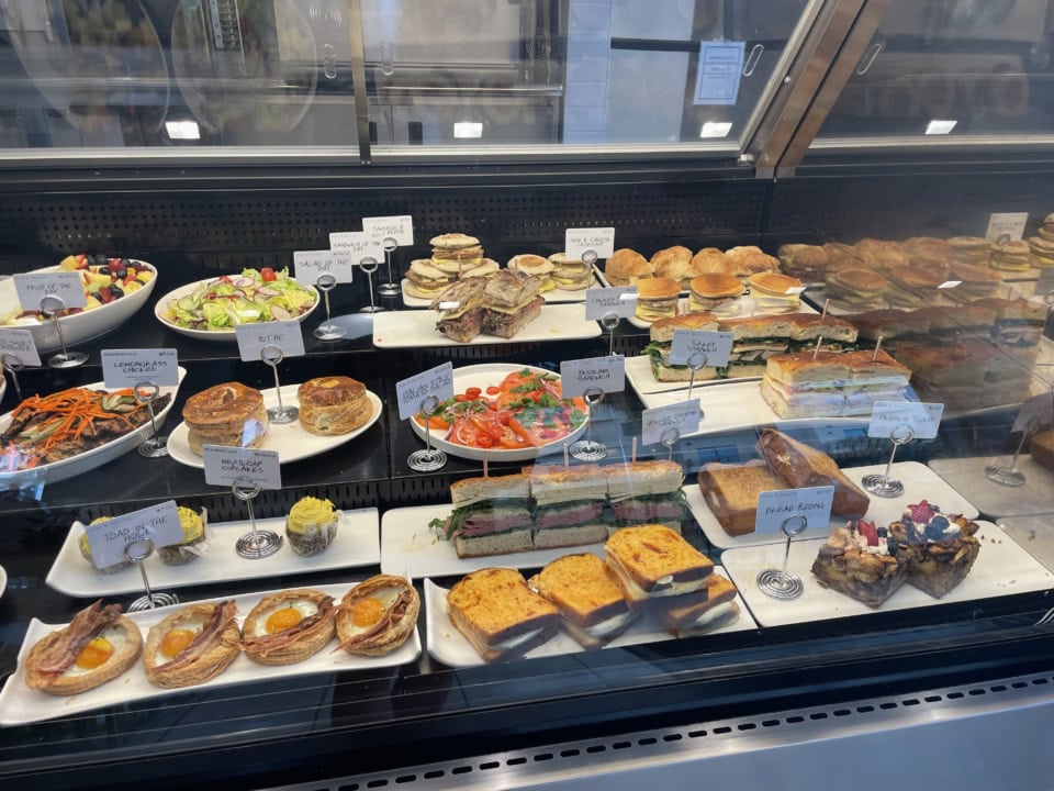 【リッツ・カールトン・ワイキキ店】サラダは数種類、メインのおかずになるチキンやホットパイ、サンドイッチ類も大充実。お部屋ゴハンが楽しくなりそう