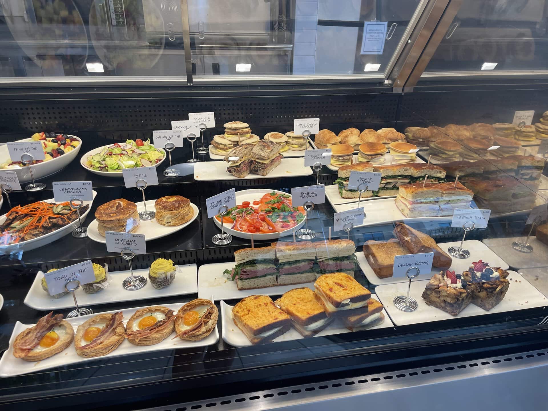 【リッツ・カールトン・ワイキキ店】サラダは数種類、メインのおかずになるチキンやホットパイ、サンドイッチ類も大充実。お部屋ゴハンが楽しくなりそう