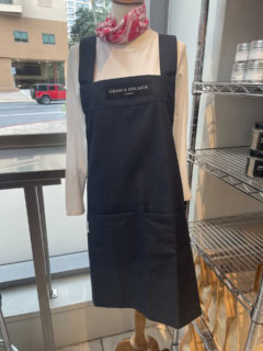 【リッツ・カールトン・ワイキキ店】ポケットも大きくて使い勝手抜群。洗えば洗うほどにこなれていく素材も嬉しい。エプロン60ドル（日本円で約9,600円）