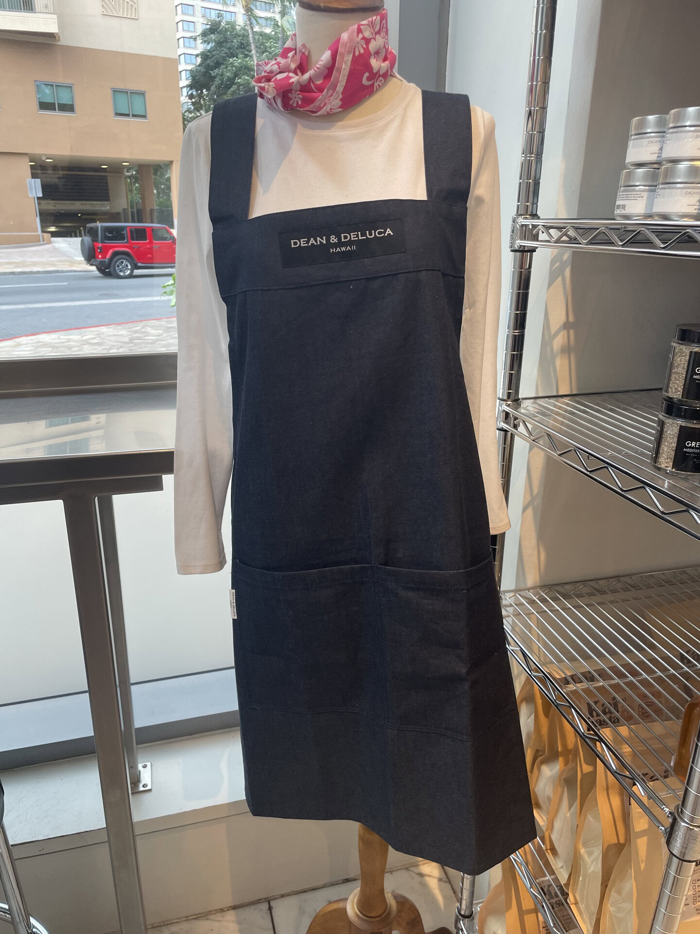 【リッツ・カールトン・ワイキキ店】ポケットも大きくて使い勝手抜群。洗えば洗うほどにこなれていく素材も嬉しい。エプロン60ドル（日本円で約9,600円）