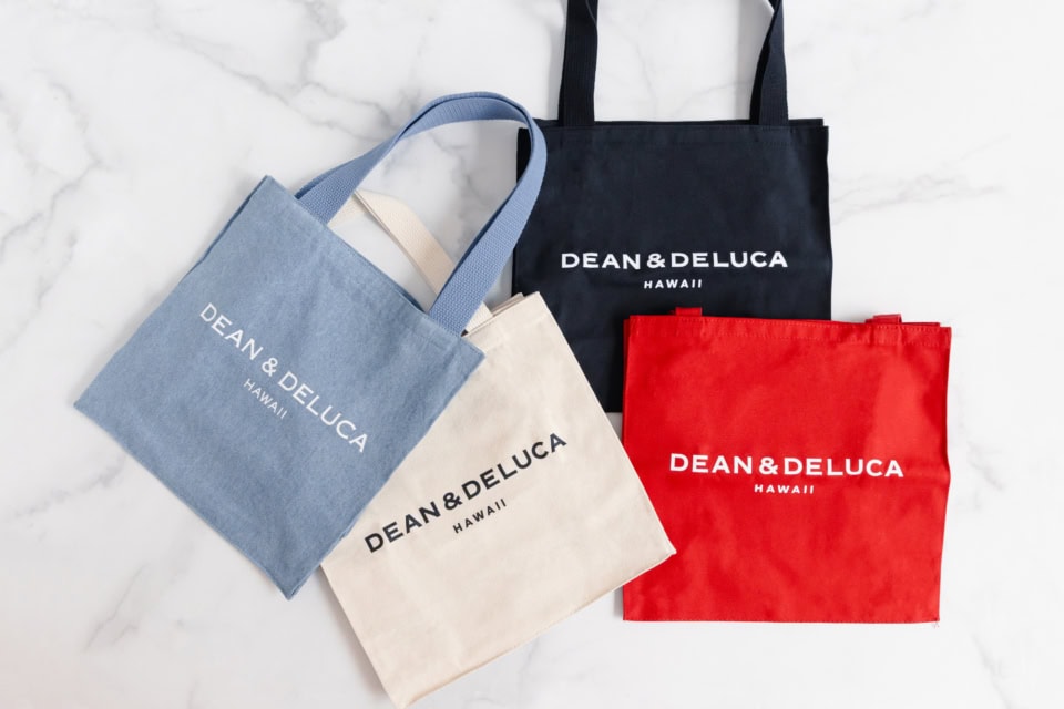 【リッツ・カールトン・ワイキキ店】リッツ店の限定バッグはこちら。シンプルなキャンバス地のトートバッグは4色展開です。各32ドル（日本円で約5,120円）