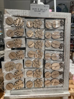 【ロイヤルハワイアンセンター店】ウッド素材のマグネットはハイビスカスを自分用に購入。マグネットセット各12ドル（日本円で約1,920円）