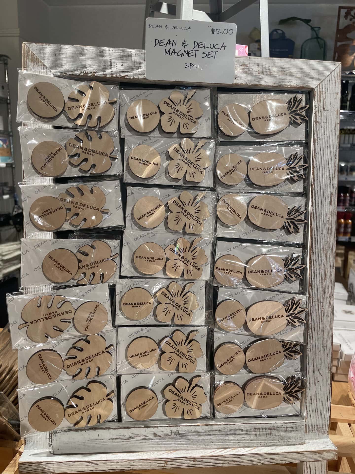 【ロイヤルハワイアンセンター店】ウッド素材のマグネットはハイビスカスを自分用に購入。マグネットセット各12ドル（日本円で約1,920円）