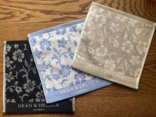 【ロイヤルハワイアンセンター店】程よく厚めなしっかりタオル地に織りのアロハ柄ミニタオル。吸水性もしっかりしていて肌触りも抜群。ミニタオル各12ドル（日本円で約1,920円）