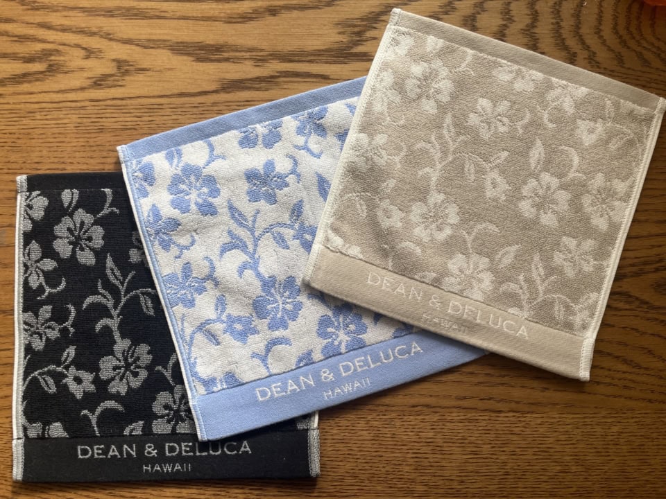 【ロイヤルハワイアンセンター店】程よく厚めなしっかりタオル地に織りのアロハ柄ミニタオル。吸水性もしっかりしていて肌触りも抜群。ミニタオル各12ドル（日本円で約1,920円）