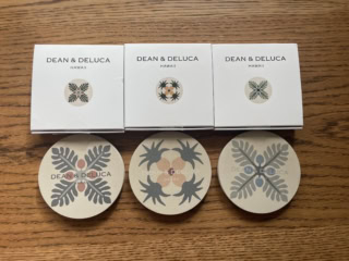 【ロイヤルハワイアンセンター店】アースカラーのアロハ柄のコースターは珪藻土素材で、冷たい飲み物のしずくも吸収してくれます。コースター各9.5ドル（日本円で約1,520円）