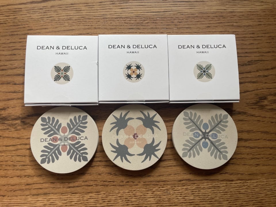 【ロイヤルハワイアンセンター店】アースカラーのアロハ柄のコースターは珪藻土素材で、冷たい飲み物のしずくも吸収してくれます。コースター各9.5ドル（日本円で約1,520円）