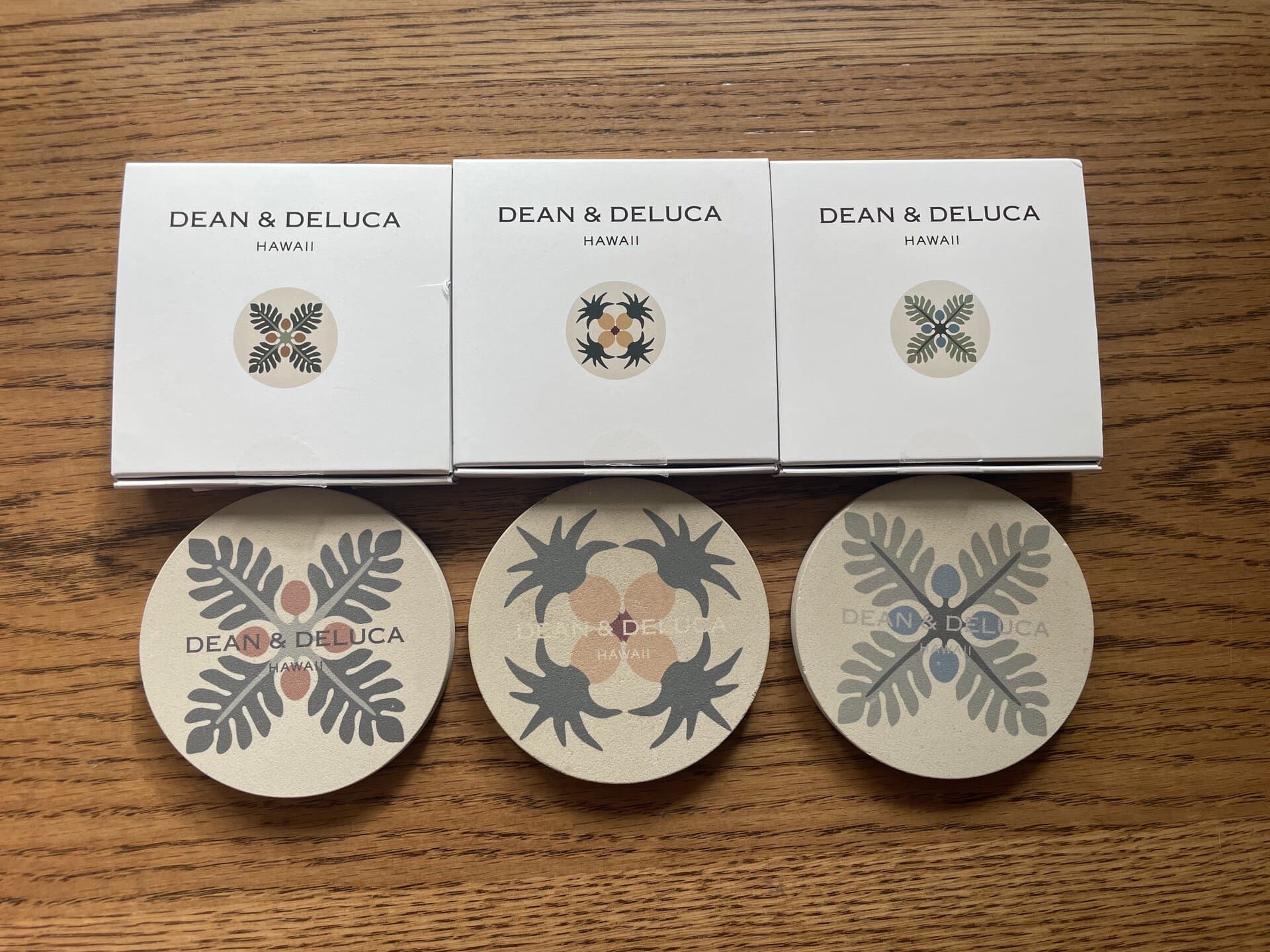 【ロイヤルハワイアンセンター店】アースカラーのアロハ柄のコースターは珪藻土素材で、冷たい飲み物のしずくも吸収してくれます。コースター各9.5ドル（日本円で約1,520円）