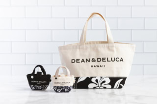 【ロイヤルハワイアンセンター店】右の2つはミニサイズのエコバッグ。コンパクトハイビスカスフォルダブルトートバッグ各24ドル（日本円で約3,840円）。左はハイビスカススモールトート38ドル（日本円で約6,080円）