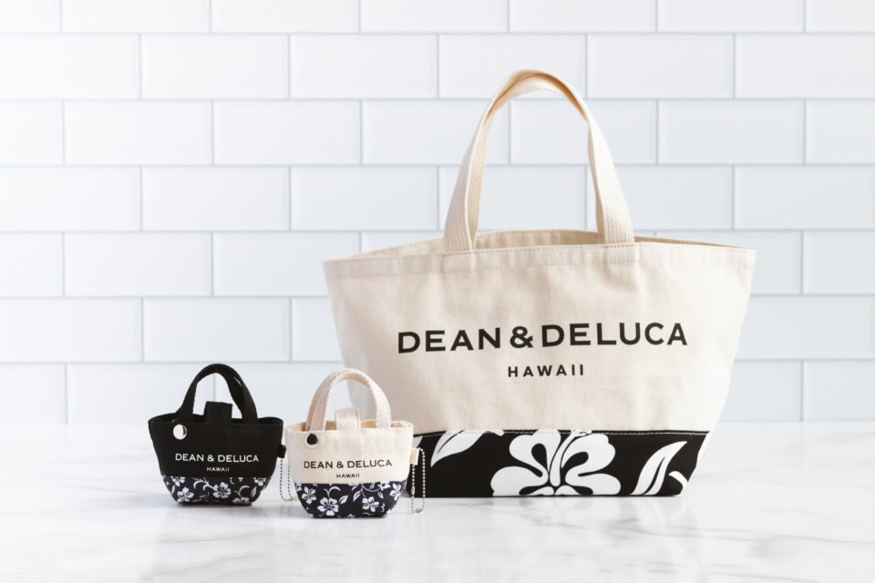 【ロイヤルハワイアンセンター店】右の2つはミニサイズのエコバッグ。コンパクトハイビスカスフォルダブルトートバッグ各24ドル（日本円で約3,840円）。左はハイビスカススモールトート38ドル（日本円で約6,080円）