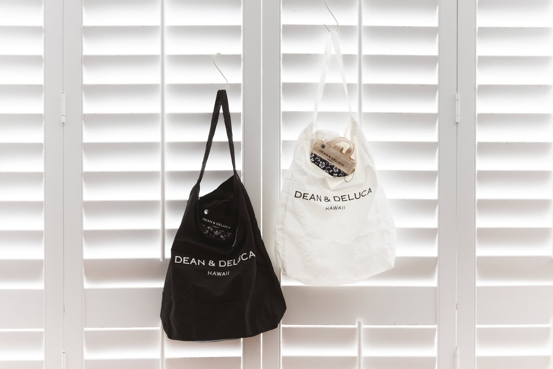 【ロイヤルハワイアンセンター店】コンパクトハイビスカスフォルダブルトートバッグの中身はこんな感じのバッグです！