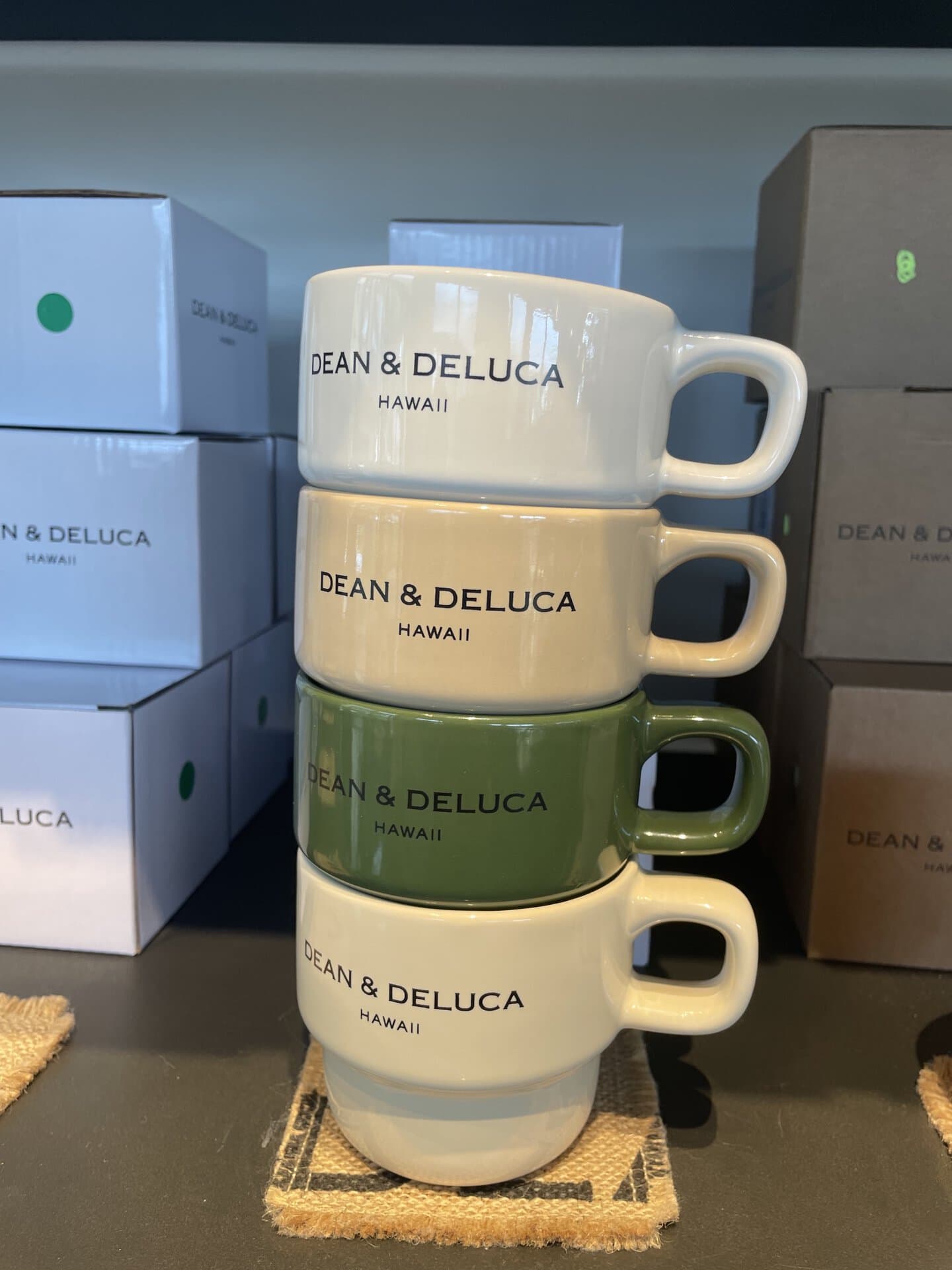 【カカアコ・コウラ店】陶器のカップは重ねてコンパクトに収納できて便利。カップ各15ドル（日本円で約2,400円）