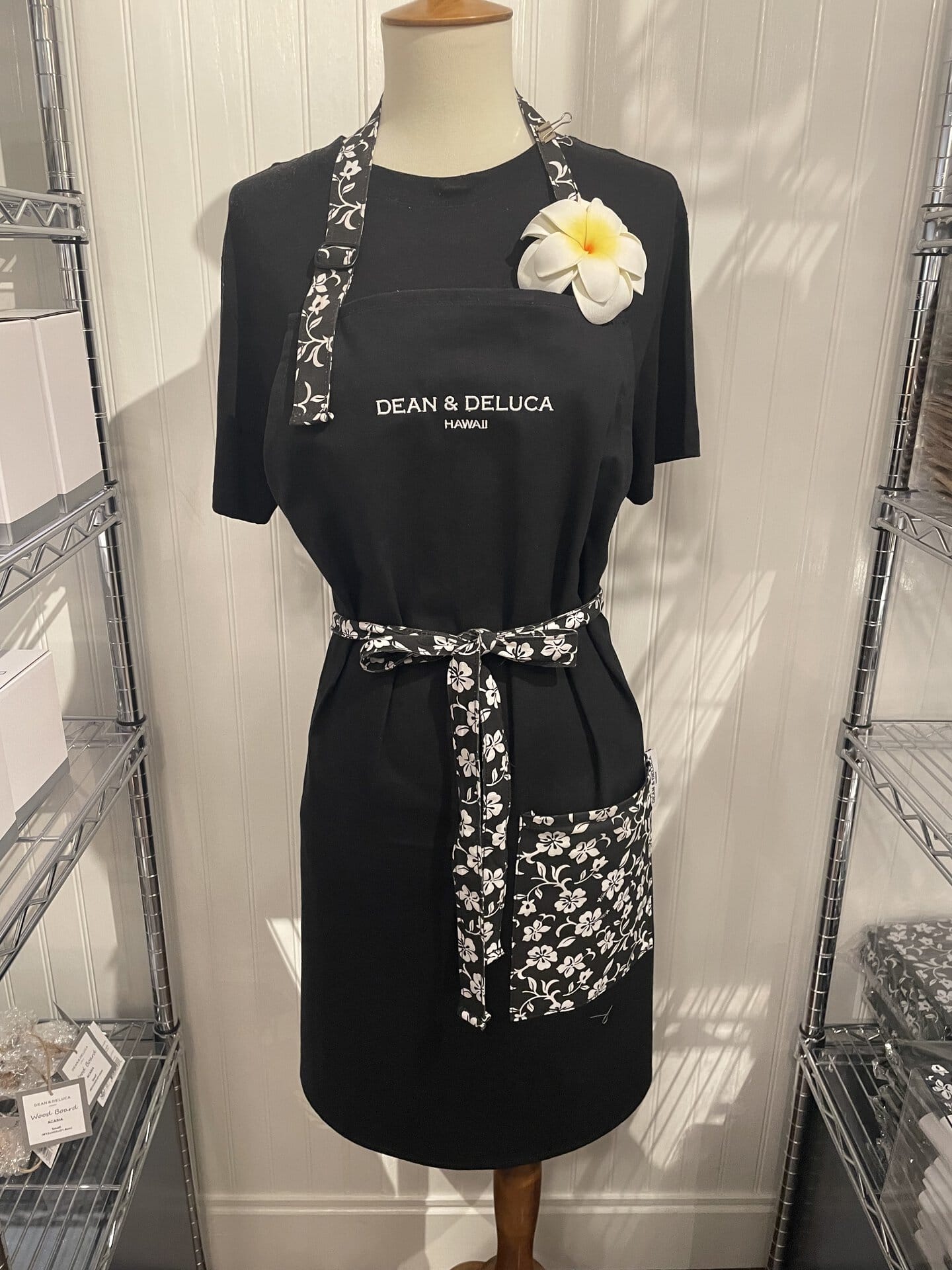 【ロイヤルハワイアンセンター店】ハイビスカス柄のストラップとポケットがキュート。エプロン36ドル（日本円で約5,760円）