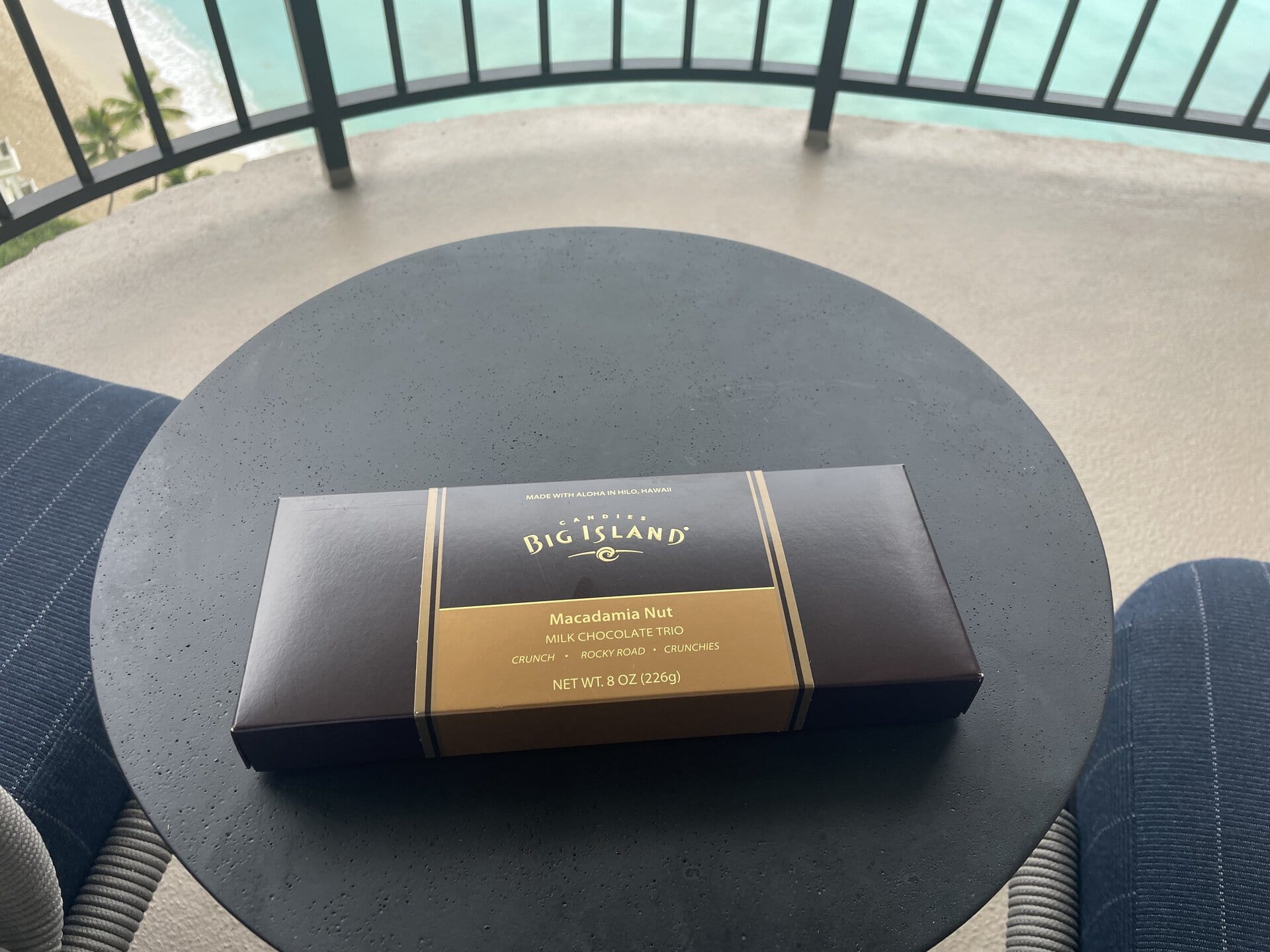 せっかくなんでホテルのラナイでワイキキビーチをバックに撮ってみました・笑。