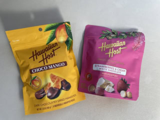 ワイキキマーケットで購入。チョコマンゴー4.29ドル（日本円で約686円）、ストロベリーズ＆クリームホワイトチョコレート8.99ドル（日本円で約1,438円）