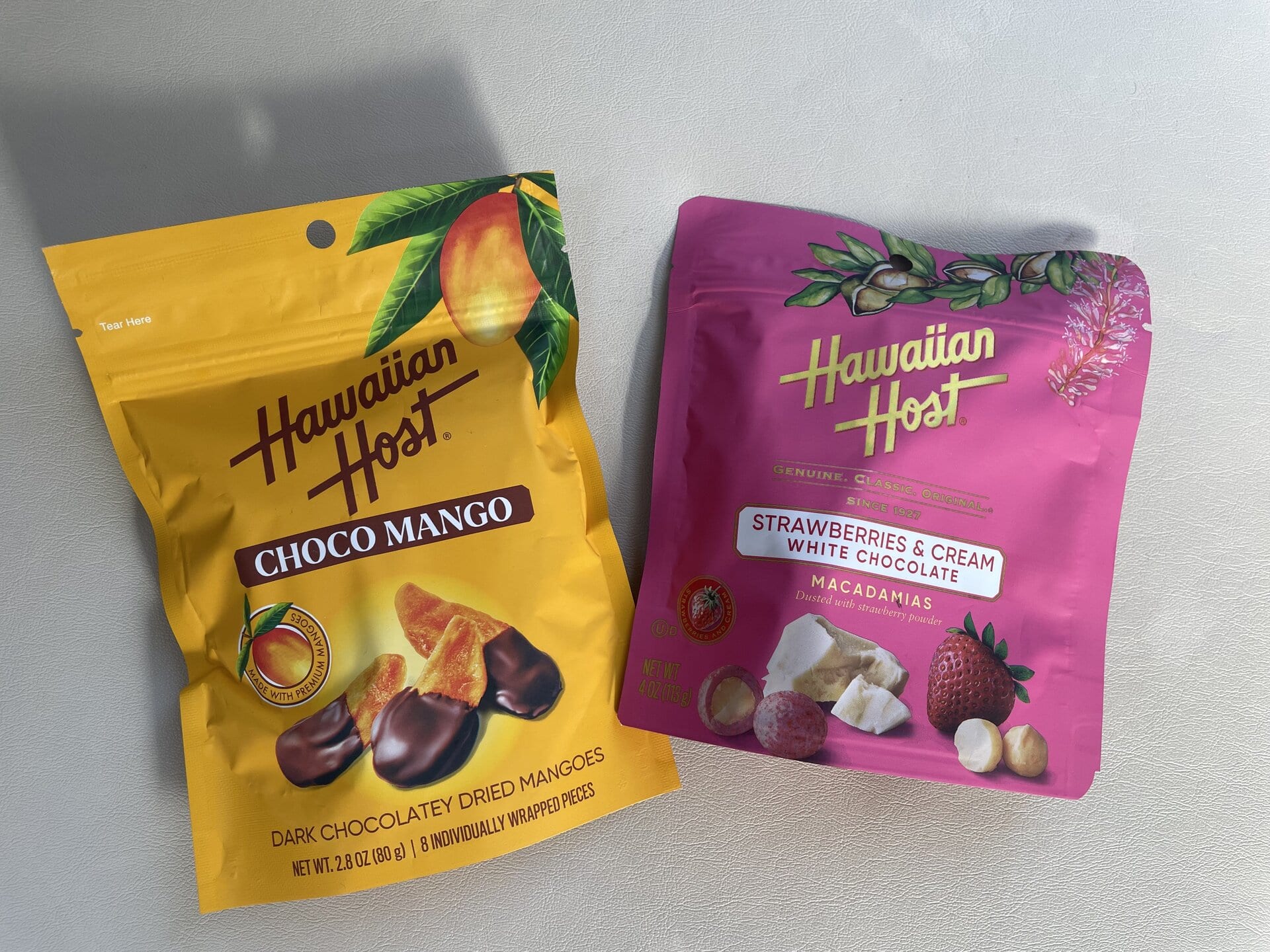 ワイキキマーケットで購入。チョコマンゴー4.29ドル（日本円で約686円）、ストロベリーズ＆クリームホワイトチョコレート8.99ドル（日本円で約1,438円）