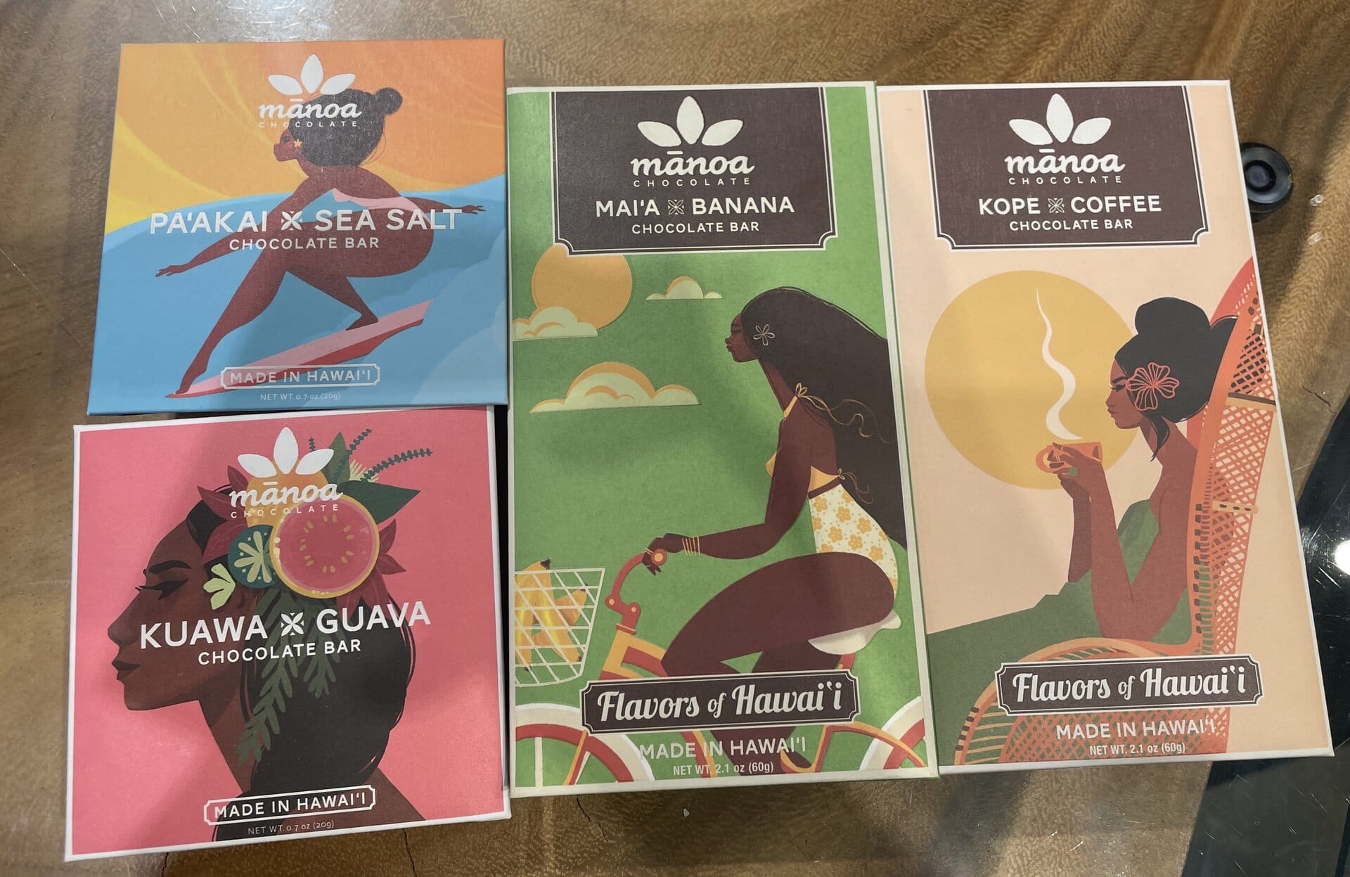 マノアのショップで購入。ワイキキマーケットでも購入可能。シーソルト・グァバチョコレート各6.29ドル（日本円で約1,006円）、バナナ・コーヒーチョコレート各10.99（日本円で約1,758円）