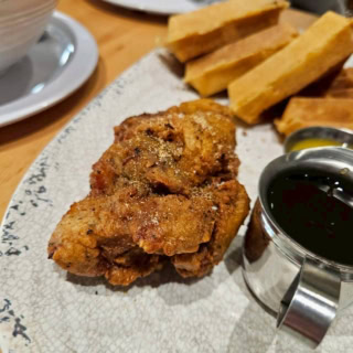 わりとベタな南部の料理、フライドチキンとワッフルにメープルシロップをかけちゃう一皿。なんで、なんでもかんでもメープルシロップをかけるのかね、とツッコミは入れつつ、純粋に揚げた鶏はウマいわけで、メキシコの影響なのかスパイスが多彩なのも私はわりと好みでした。