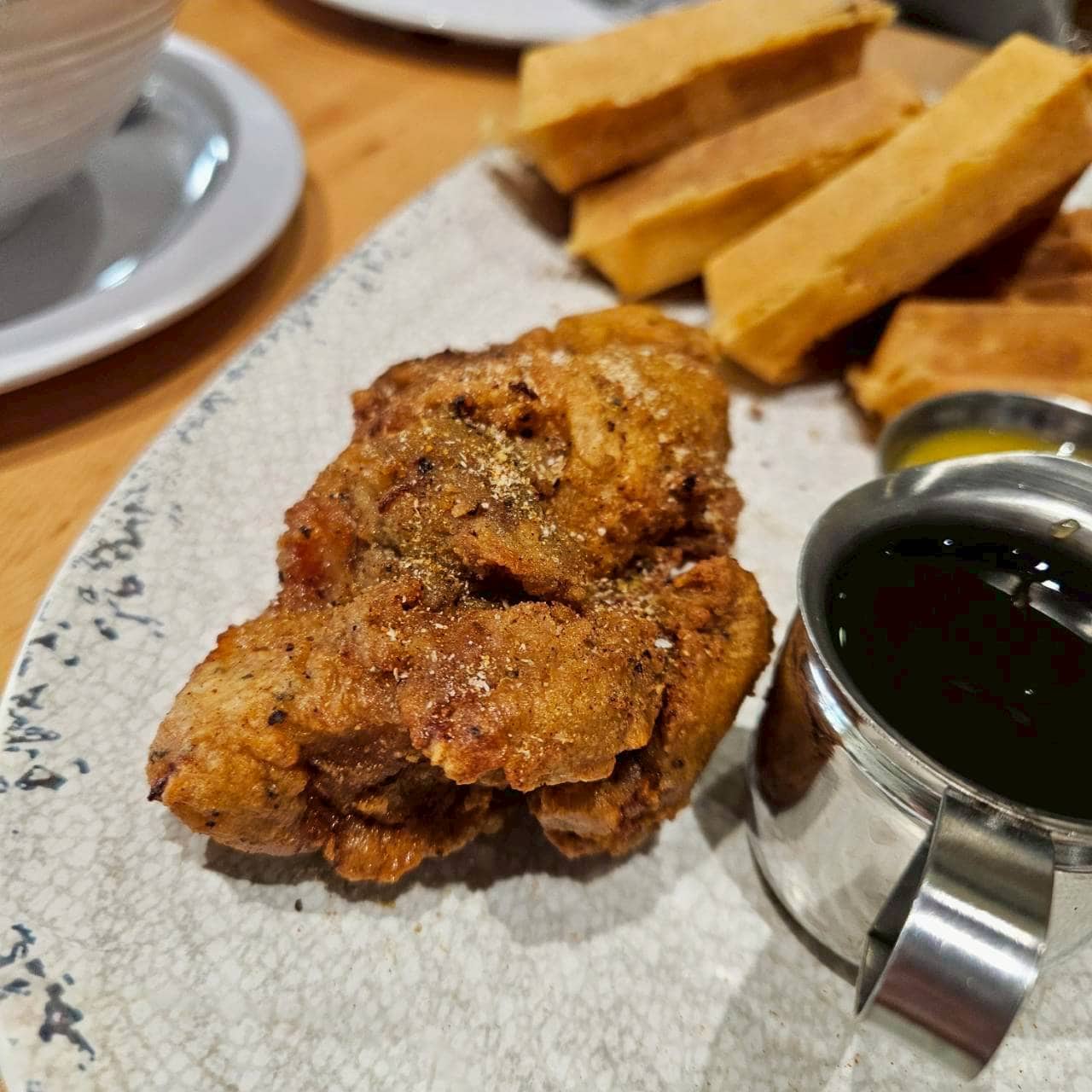 わりとベタな南部の料理、フライドチキンとワッフルにメープルシロップをかけちゃう一皿。なんで、なんでもかんでもメープルシロップをかけるのかね、とツッコミは入れつつ、純粋に揚げた鶏はウマいわけで、メキシコの影響なのかスパイスが多彩なのも私はわりと好みでした。