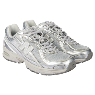 スニーカー 740 ¥15,400(ニューバランス/ニューバランスジャパンお客様相談室)