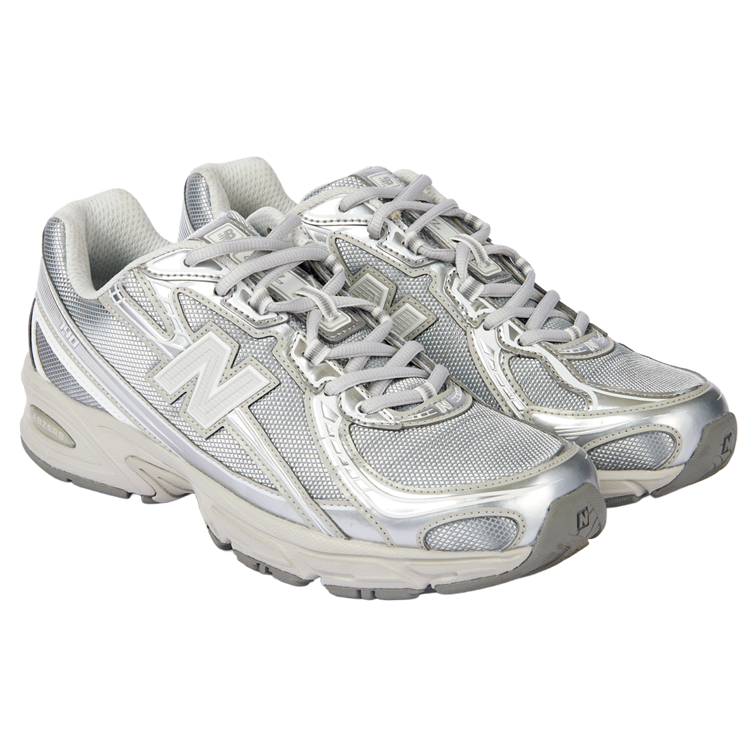 スニーカー 740 ¥15,400（ニューバランス／ニューバランスジャパンお客様相談室）