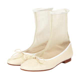 ホワイトバレエブーツ［ヒール1.2㎝］¥42,900（スペルタ／フラッパーズ）