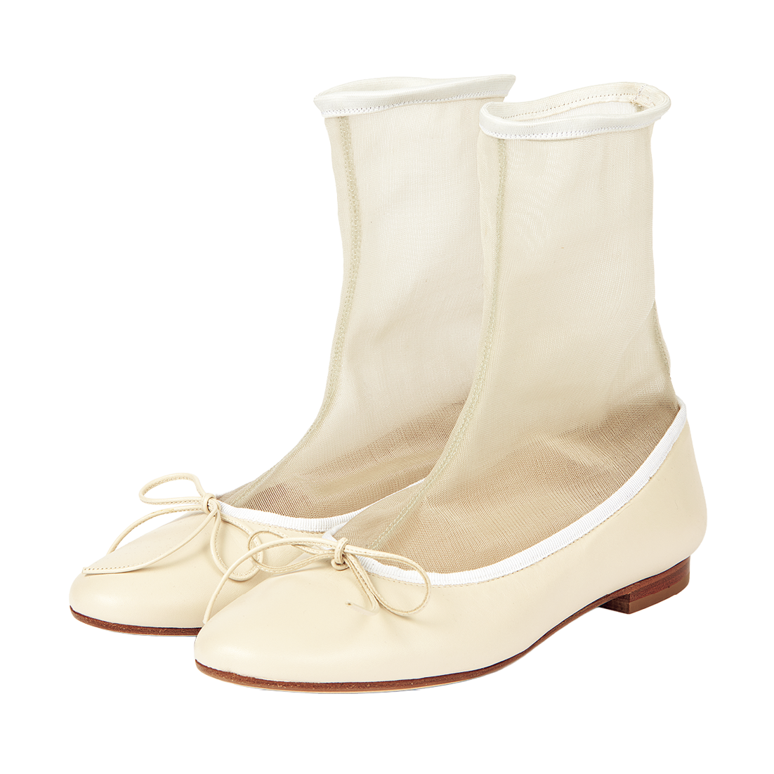 ホワイトバレエブーツ［ヒール1.2㎝］¥42,900（スペルタ／フラッパーズ）