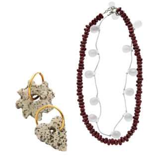 右：外側からブラウンガラスネックレス¥17,600、クリアガラスネックレス¥16,500（共にシシジョイア）、左：イヤリング¥24,200（レヴェンス ジュエルズ／全てギャルリー・ヴィー 丸の内店）