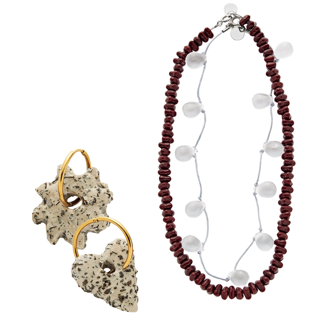 右：外側からブラウンガラスネックレス¥17,600、クリアガラスネックレス¥16,500（共にシシジョイア）、左：イヤリング¥24,200（レヴェンス ジュエルズ／全てギャルリー・ヴィー 丸の内店）