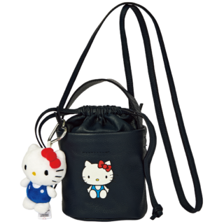 ネイビーハローキティバッグ［H13×∅13㎝］¥55,000、バッグに付けたハローキティチャーム¥4,400（共にザハイライツ）