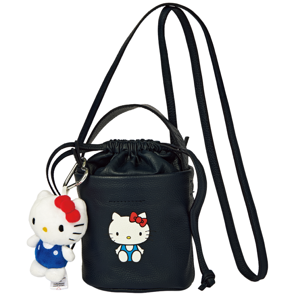 ネイビーハローキティバッグ［H13×∅13㎝］¥55,000、バッグに付けたハローキティチャーム¥4,400（共にザハイライツ）