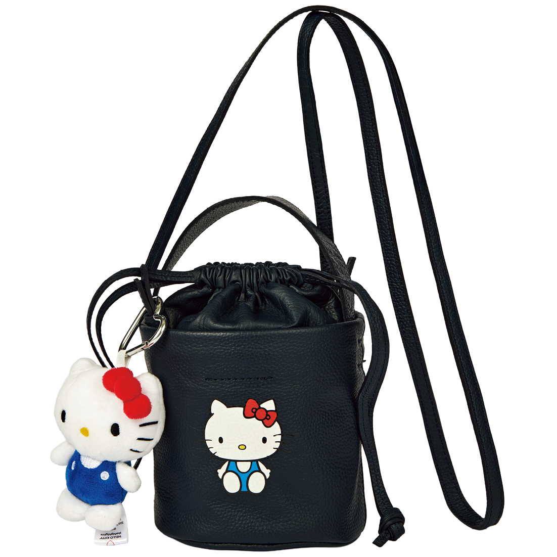 ネイビーハローキティバッグ［H13×∅13㎝］¥55,000、バッグに付けたハローキティチャーム¥4,400（共にザハイライツ）