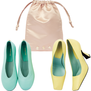 ピンクサテン巾着［H27×W21㎝］¥13,200（シー／エスストア）、イエローパンプス［ヒール6㎝］¥135,300、ライトブルーバレエシューズ［ヒール0.5㎝］¥115,500（共にセルジオ ロッシ／セルジオ ロッシ ジャパン カスタマーサービス）