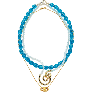 外側からブルーネックレス¥35,200、ホワイトネックレス¥49,500、ゴールドネックレス¥22,000（全てラ・ムーン／トートロジー）