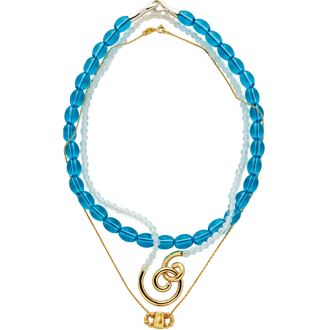 外側からブルーネックレス¥35,200、ホワイトネックレス¥49,500、ゴールドネックレス¥22,000（全てラ・ムーン／トートロジー）