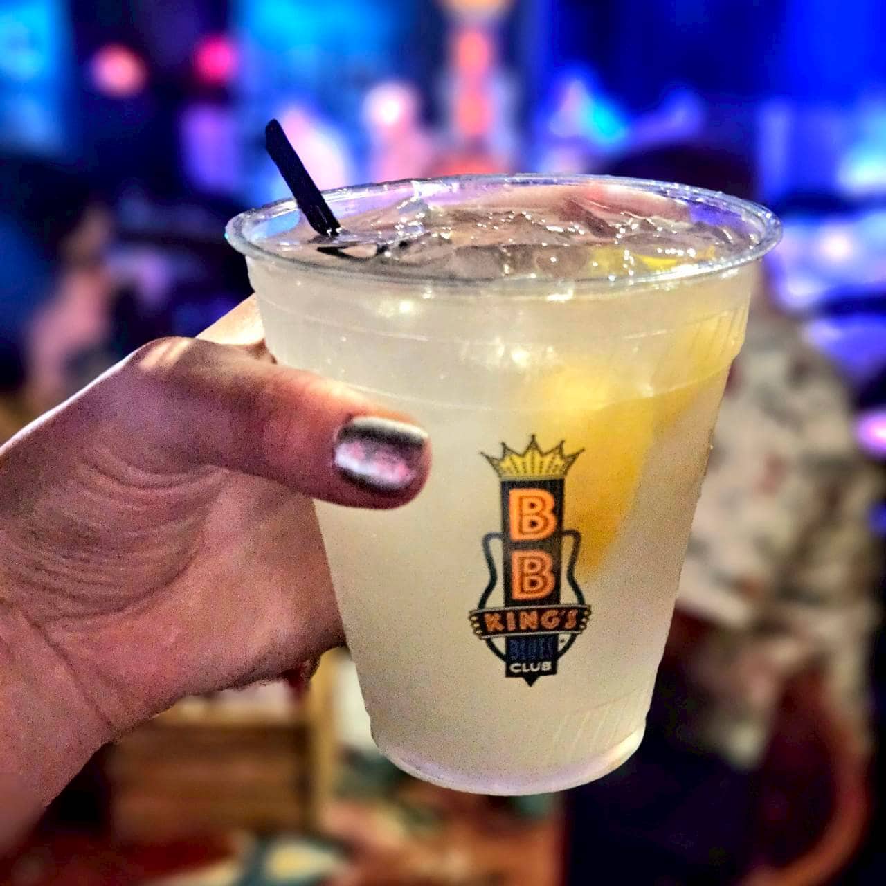 【B.B KING’S BLUES CLUB】ちなみにこちらはビールストリートレモネード、11ドル（日本円で約1,815円）。お店のシグネチャーカクテルです。ウォッカをレモンジュースで割ったやつで、ちゃんと酸っぱいです。