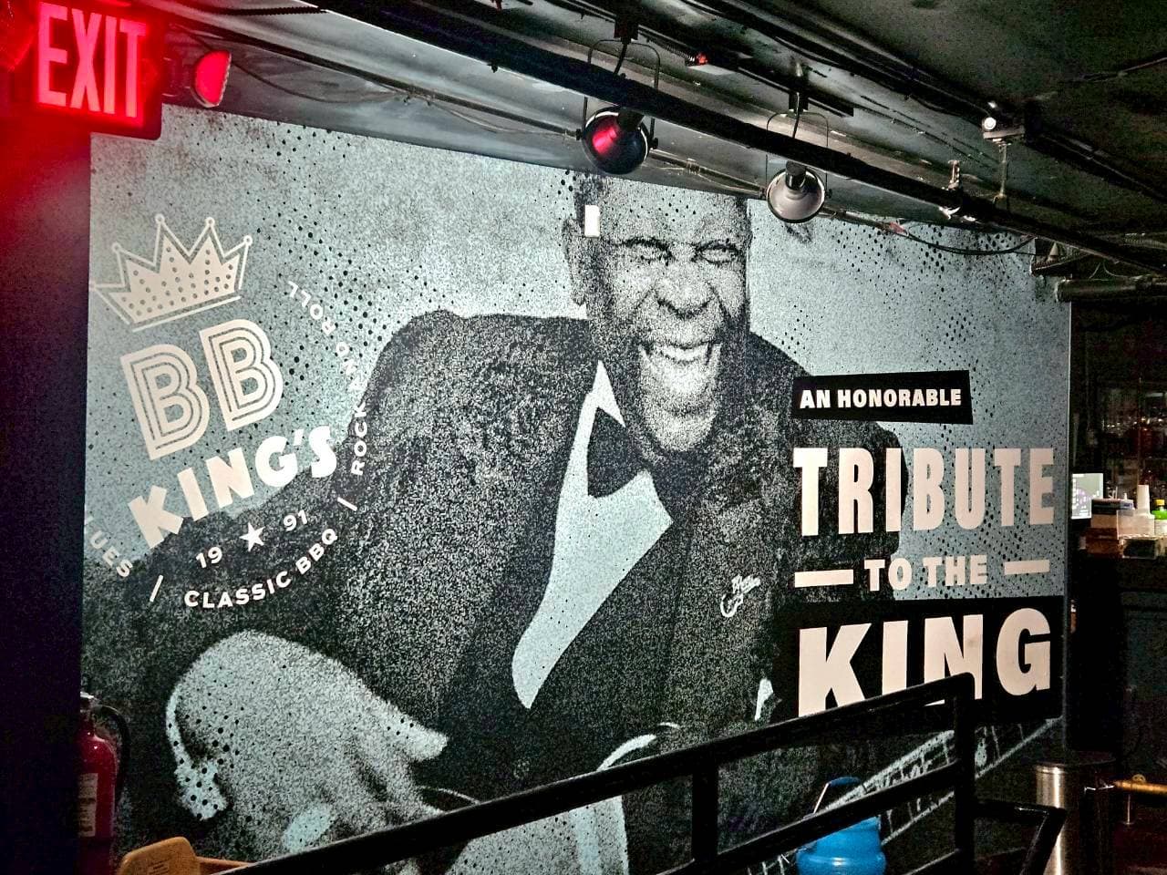 【B.B KING’S BLUES CLUB】壁にはB.Bキング師匠がドーン！ ステージに向かって笑いかけているように飾られています。