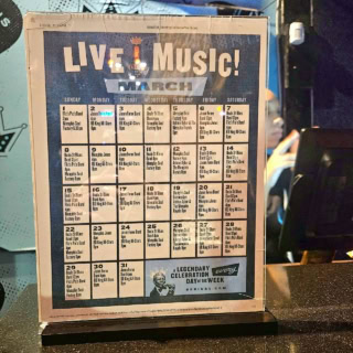 【B.B KING’S BLUES CLUB】ちなみに月間スケジュールはこんな感じ。地元で活動するバンドが毎日のように出演しているんですね。