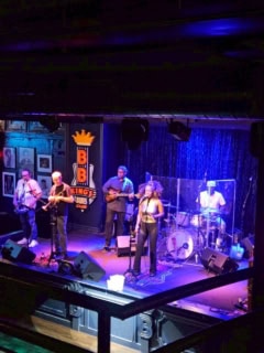 【B.B KING’S BLUES CLUB】ラッキーなことにBB King's All-Starsという、このお店専属と思われるバンドの演奏時間に滞在することができました。なんていうんだろう、普通にうめえよ。