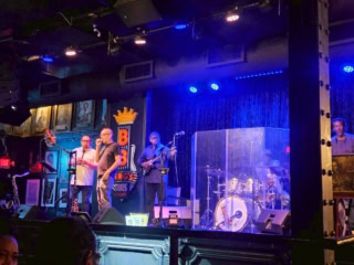 【B.B KING’S BLUES CLUB】席も決まってるわけじゃないので、空いているところに座ればよし!かぶりつき席もある!