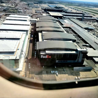 ちなみにメンフィスは世界中に荷物を届けるFedEx(フェデックス・エクスプレス)のワールドハブ空港。世界で最も忙しい貨物空港なんですって。空港近くにもメンフィス市内にも、FedExの建物をいくつも見ましたよ。