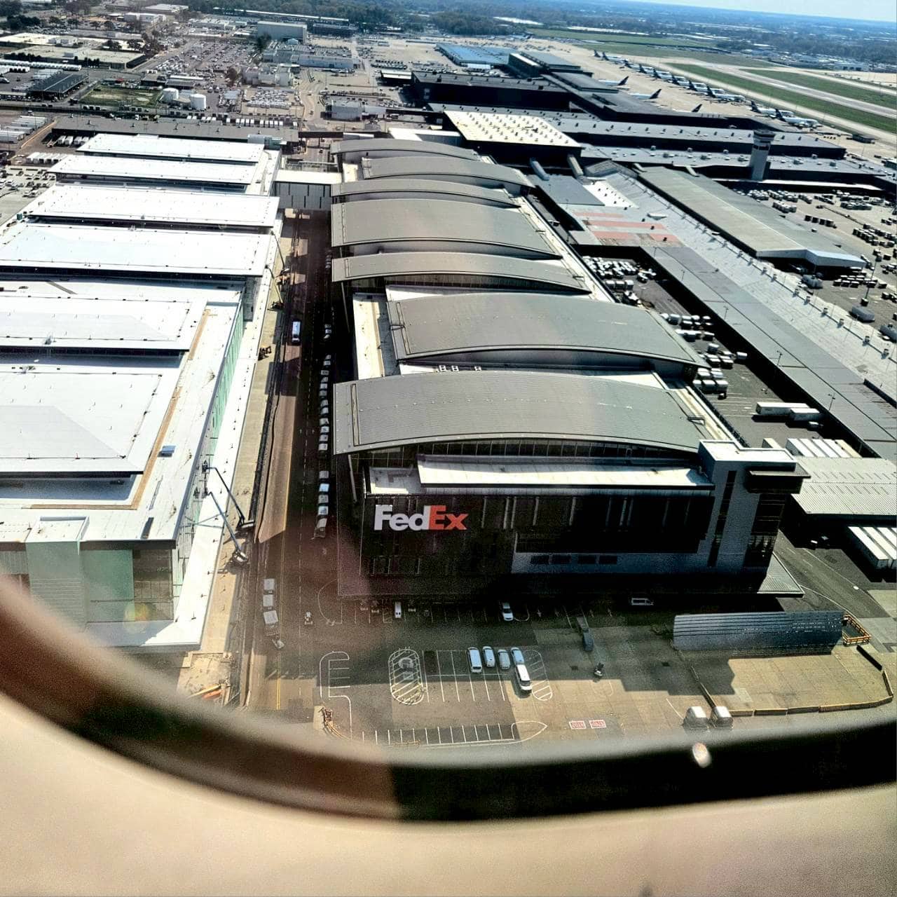 ちなみにメンフィスは世界中に荷物を届けるFedEx(フェデックス・エクスプレス)のワールドハブ空港。世界で最も忙しい貨物空港なんですって。空港近くにもメンフィス市内にも、FedExの建物をいくつも見ましたよ。