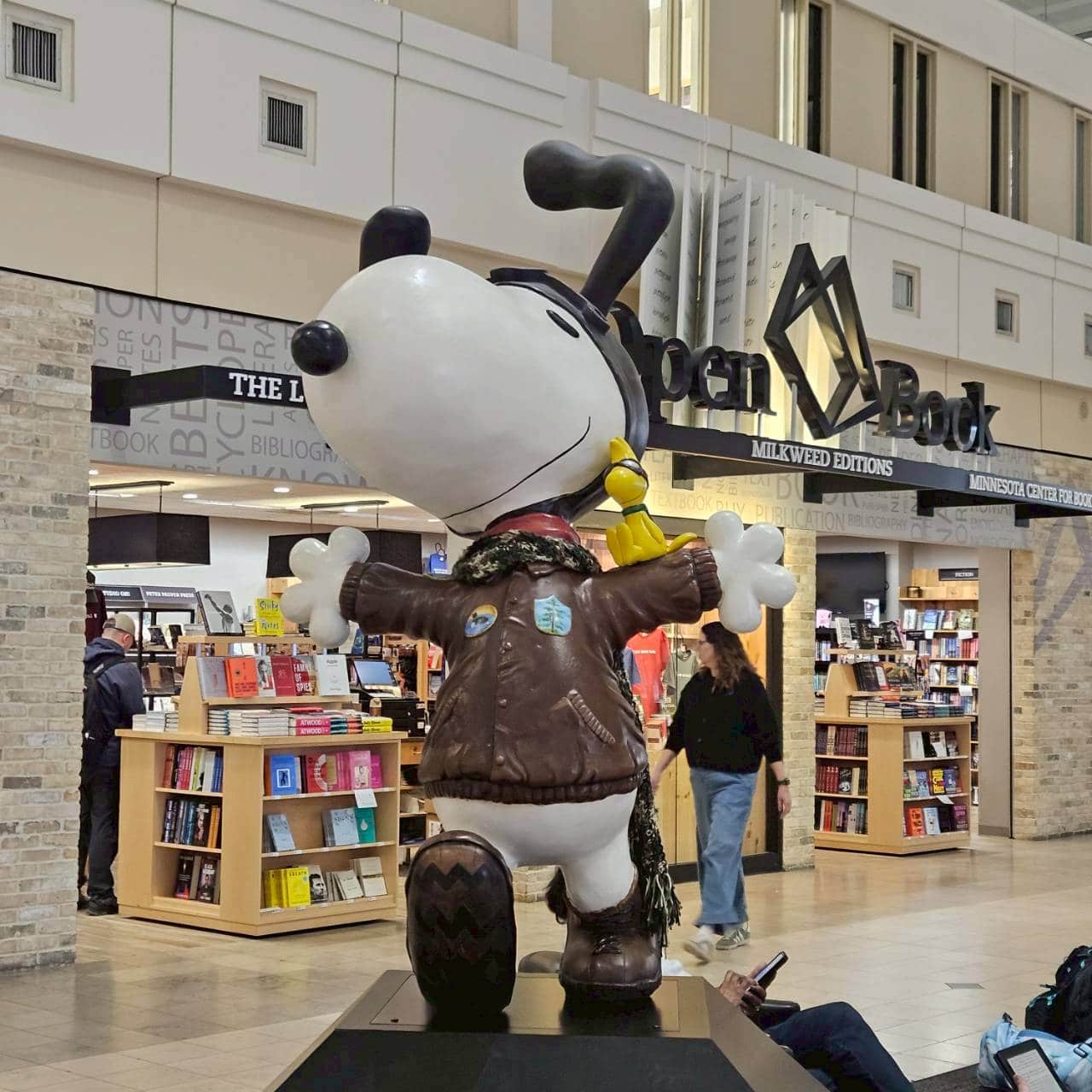 ミネアポリスは「ピーナッツ」の作者、チャールズ・シュルツの生誕地。スヌーピーの故郷として知られていて、空港内にはスヌーピーのショップもありました。スヌーピーが飛行機に乗るときに着ているジャケットを着用して、楽しそうにしているオブジェもありましたし、空港内を歩く検疫探知犬なのかな? も、耳の垂れたワンちゃんでしたよ。